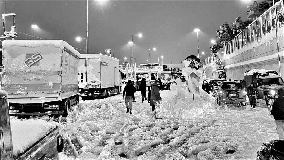 Τι πρέπει να κάνουν οι οδηγοί των οχημάτων που  εγκλωβίστηκαν στην Αττική Οδό