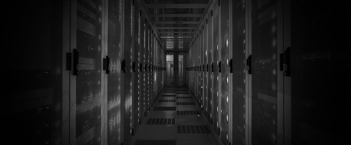 Σκοτεινός διάδρομος, γύρω του μηχανήματα και υπολογιστές 