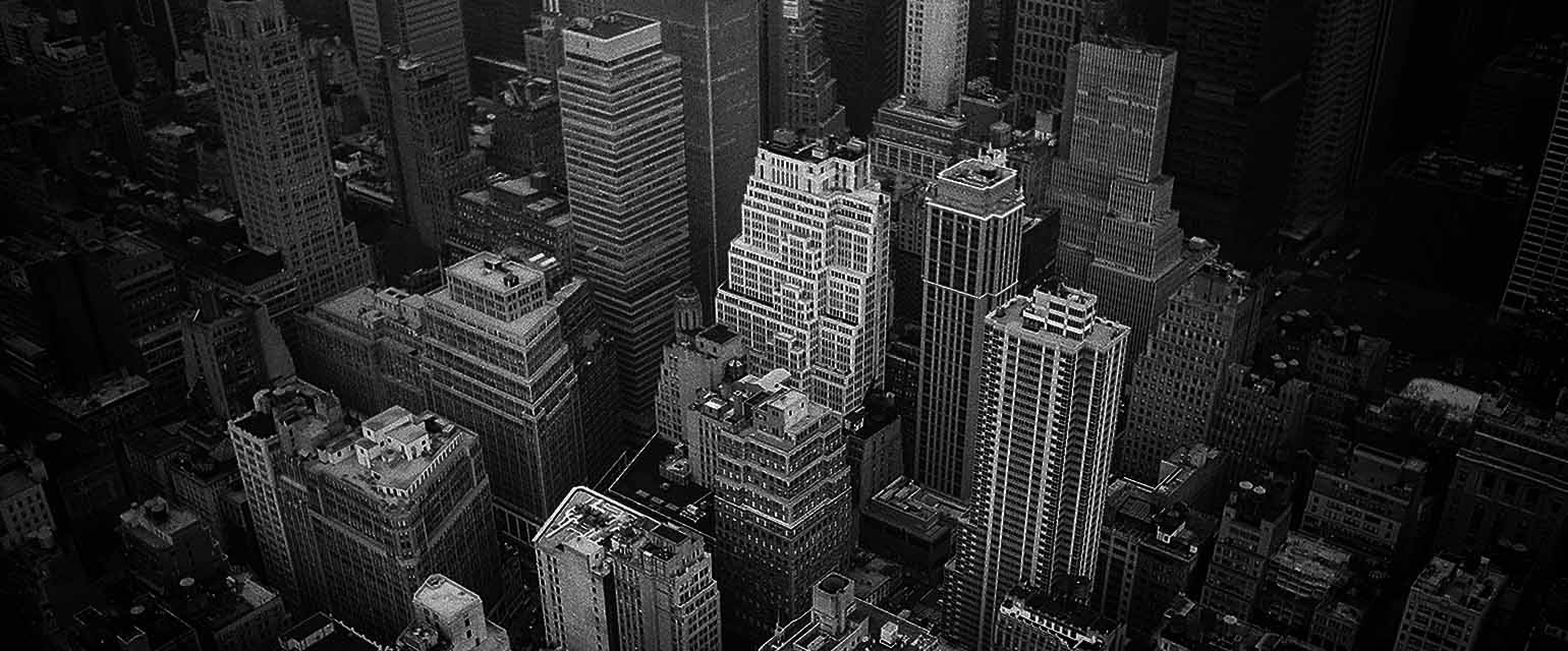 ασπρόμαυρη εικόνα πόλης με ουρανοξύστες