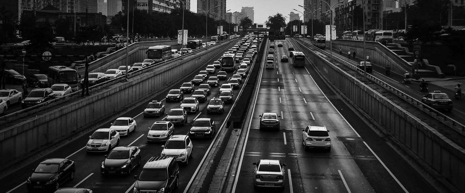 Ασπρόμαυρη εικόνα με αυτοκίνητα σε μεγάλο δρόμο
