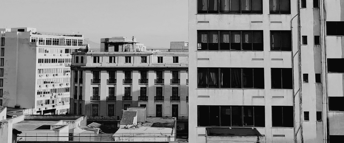 Ασπρόμαυρη εικόνα πόλης, ψηλά κτίρια με παράθυρα