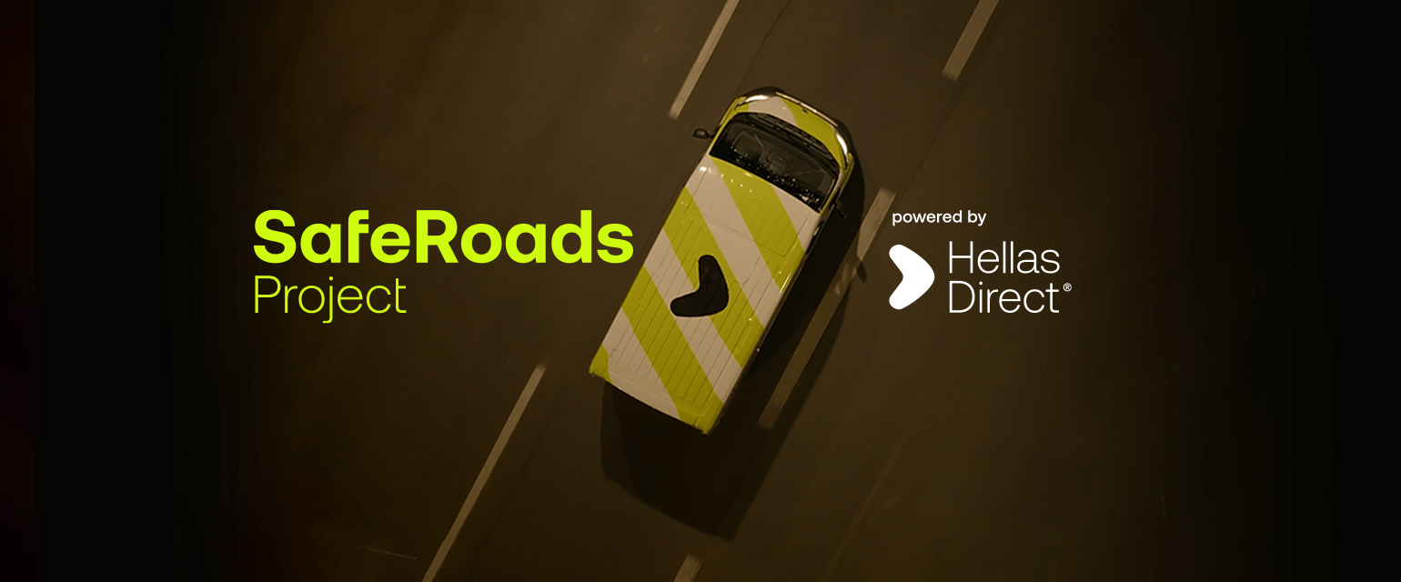 Δρόμος από ψηλά, νύχτα, βαν με το logo της Hellas Direct από πάνω και μήνυμα Safe Roads Project powered by Hellas Direct