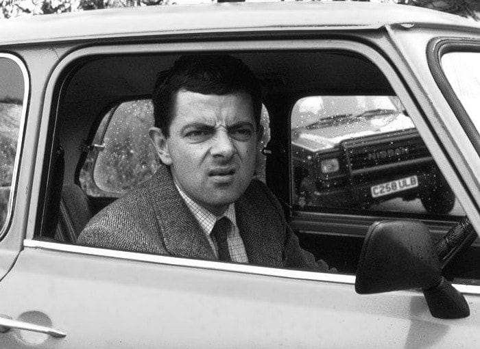 ασπρόμαυρη φωτογραφία, ο Mister Bean κοιτάει έξω από το ανοιχτό παράθυρο του αυτοκινήτου του