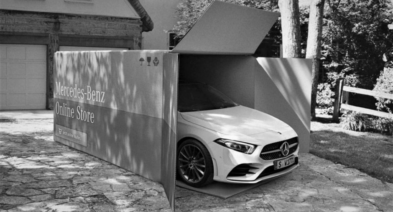 ασπρόμαυρη φωτογραφία, αυτοκίνητο Mercedes μέσα σε μεγάλο κουτί παρκαρισμένο σε εξωτερικό χώρο
