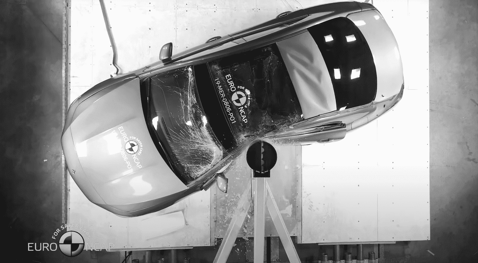 ασπρόμαυρη φωτογραφία από Euro NCAP, αυτοκίνητο από πάνω την ώρα του crash test