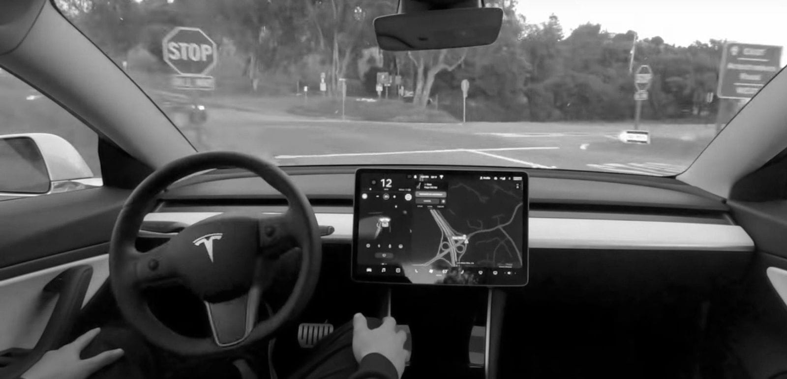 ασπρόμαυρη εικόνα, η καμπίνα αυτοκινήτου Tesla από τη θέση του οδηγού κοιτώντας στο παρμπρίζ
