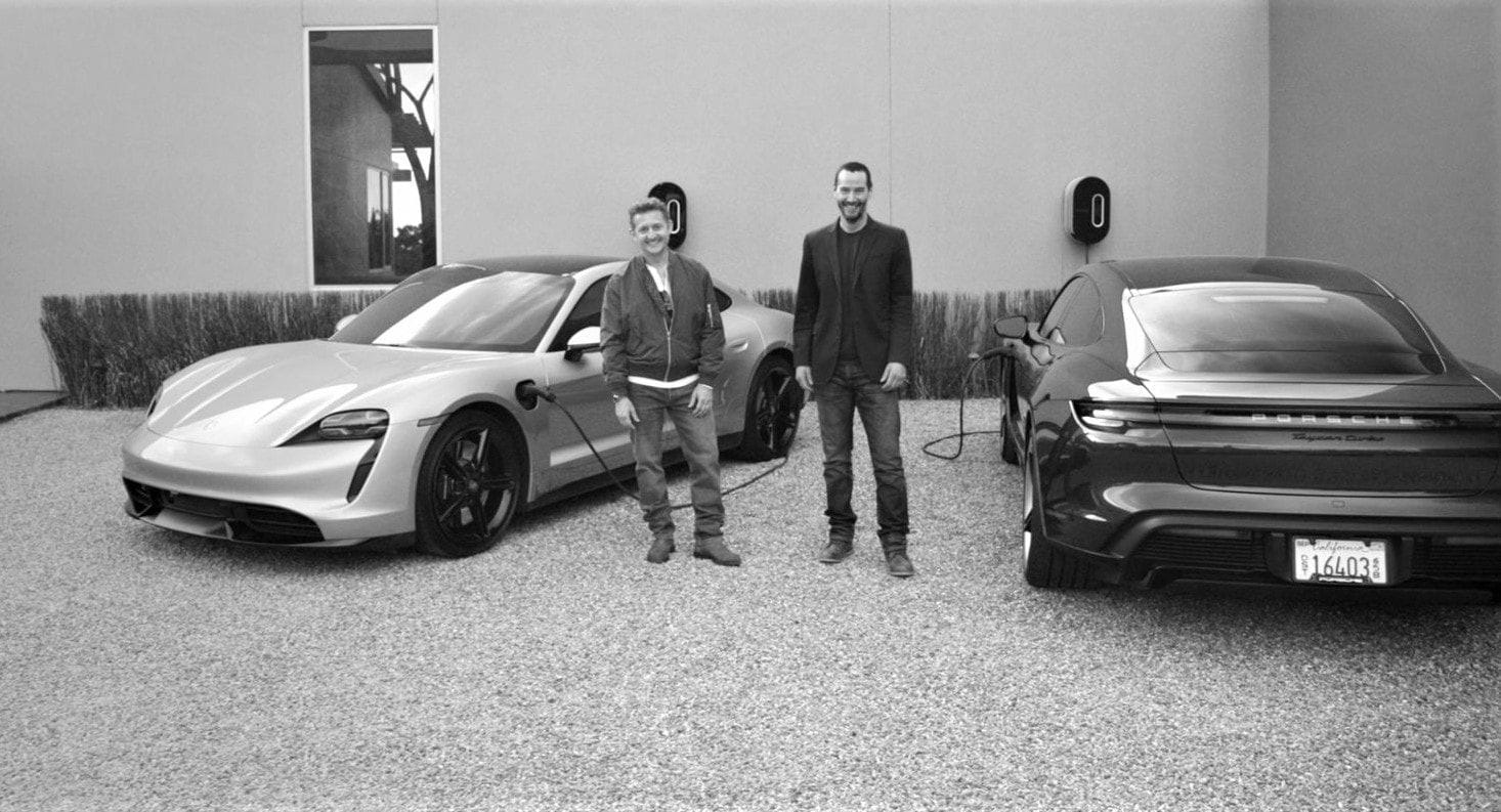 Ο Keanu Reeves ανάμεσα σε δύο ηλεκτροκίνητες Porsche