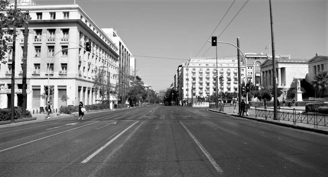 ασπρόμαυρη εικόνα, άδειος δρόμος στο κέντρο της Αθήνας την περίοδο του κορονοϊού