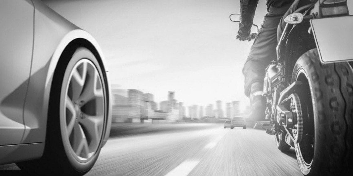 ασπρόμαυρη εικόνα από χαμηλά, ρόδα αυτοκινήτου και μηχανής εν κινήσει