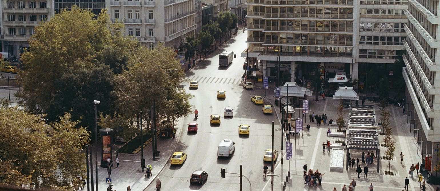 Εικόνα της πλατείας Συντάγματος από ψηλά, αραιή κίνηση στον δρόμο