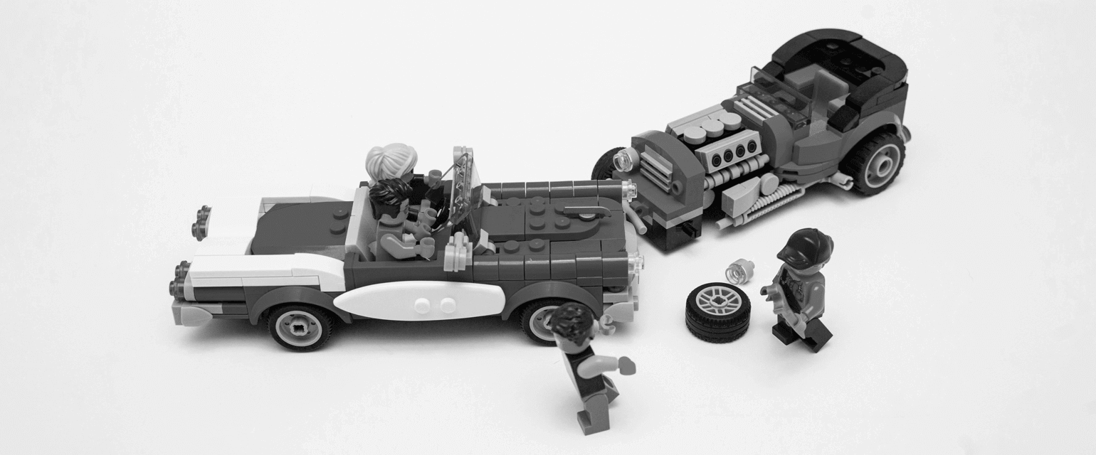 ασπρόμαυρη εικόνα, αυτοκινητάκια lego τοποθετημένα σαν να έχουν τρακάρει