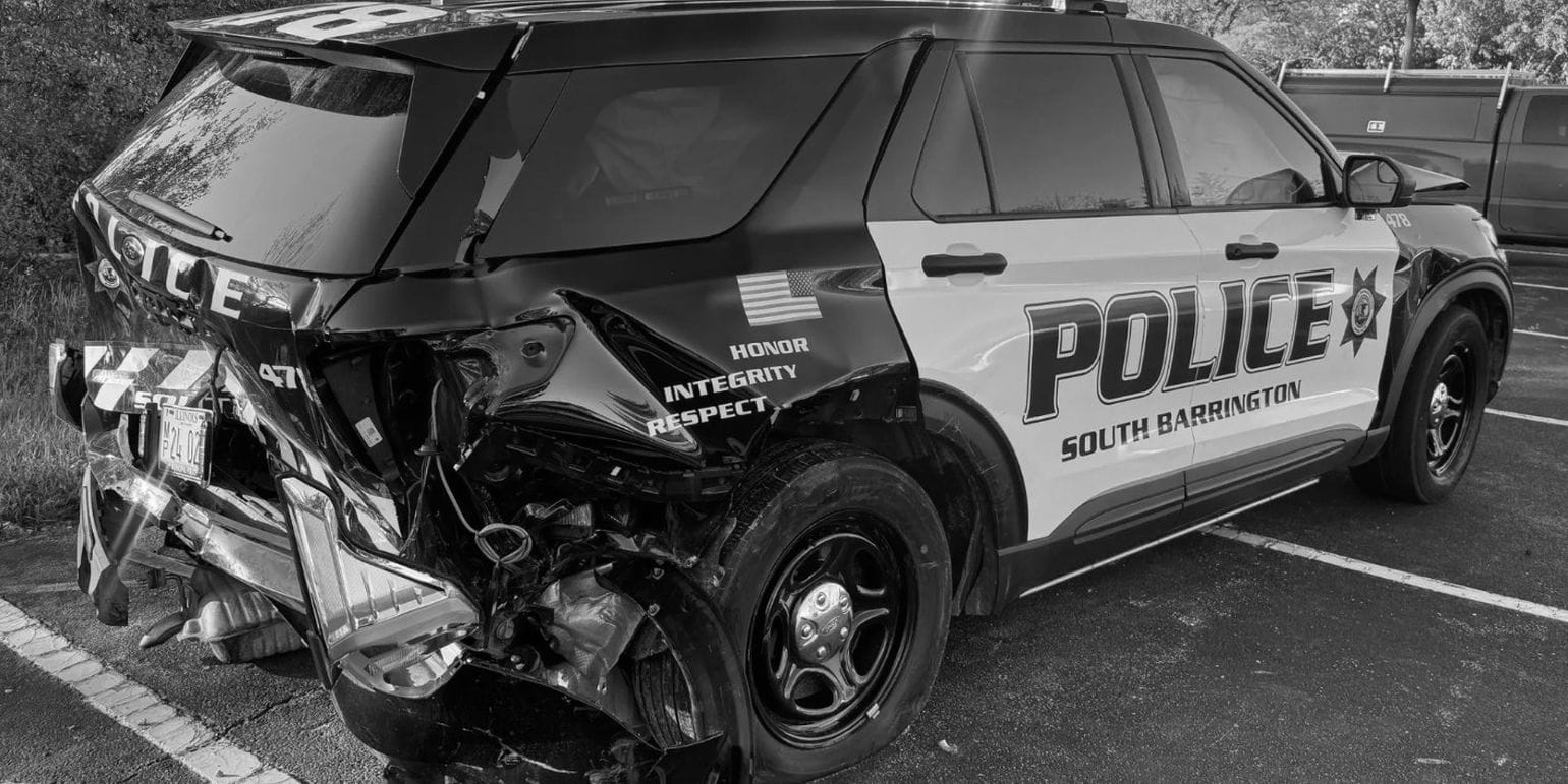 ασπρόμαυρη εικόνα, παρκαρισμένο τζιπ περιπολικό με τη λέξη police στο πλάι τρακαρισμένο από πίσω