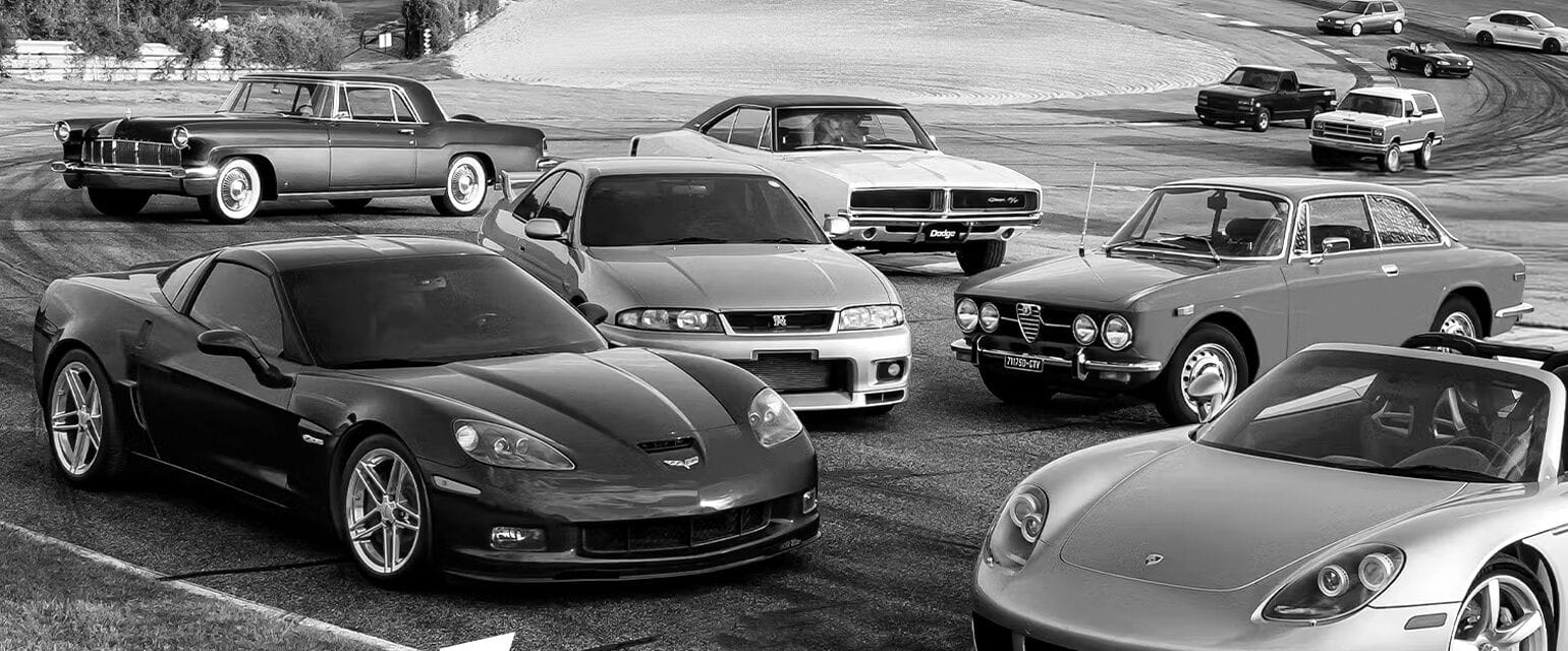 ασπρόμαυρη εικόνα, διάφορα μοντέλα αυτοκινήτου παρκαρισμένα 