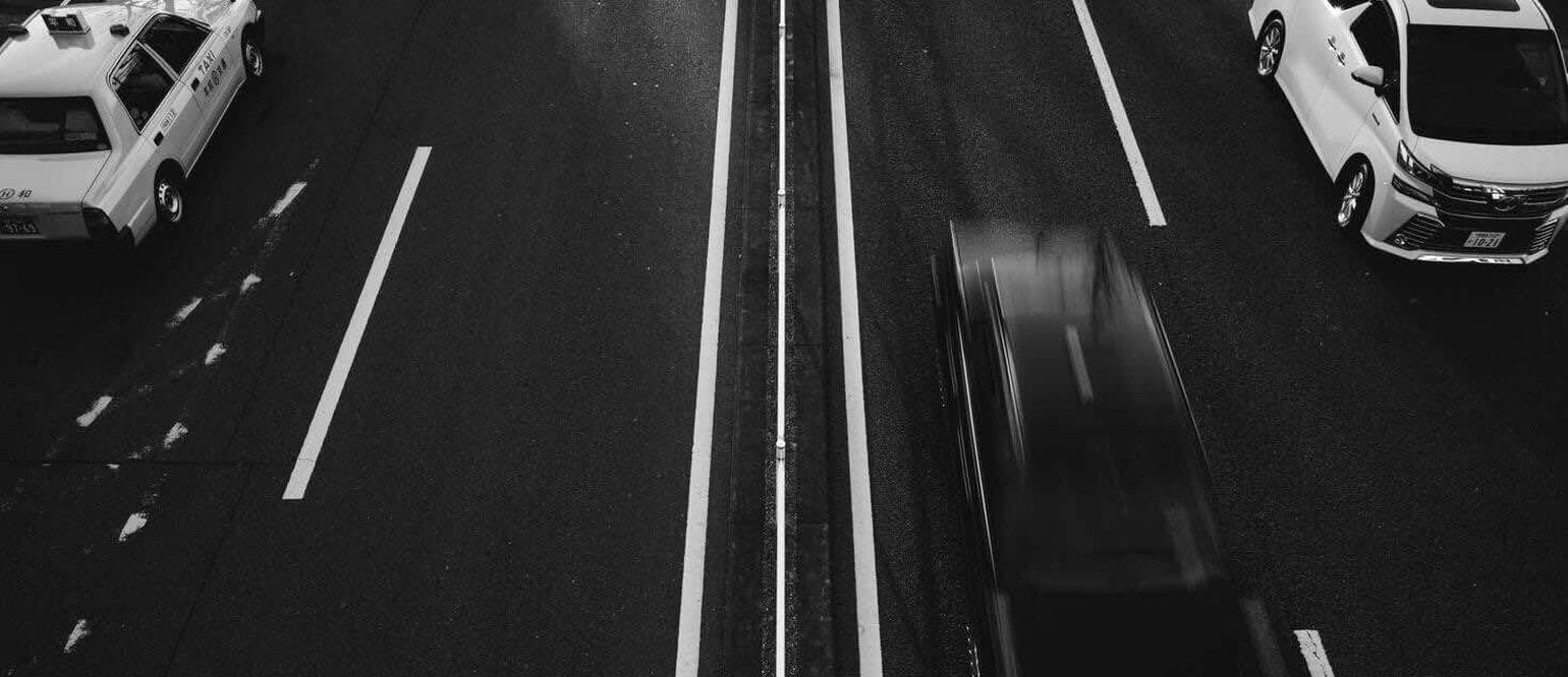 ασπρόμαυρη εικόνα για μεταβίβαση αυτοκινήτου, δρόμος από ψηλά με αυτοκίνητα σε κίνηση 