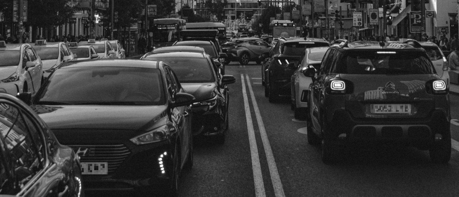 αυτοκίνητα σε κίνηση, μποτιλιάρισμα σε πόλη, τέλη κυκλοφορίας με το μήνα 