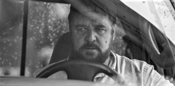 Ο Russell Crowe σου δείχνει στη νέα του ταινία τι να ΜΗΝ κάνεις όταν οδηγείς