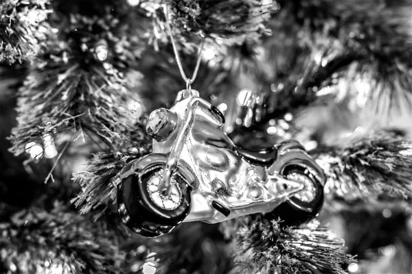 8 ιδέες χριστουγεννιάτικων δώρων για τους κολλημένους με τις μοτοσυκλέτες