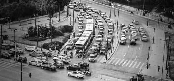 Ασπρόμαυρη εικόνα, δρόμος με κίνηση από ψηλά