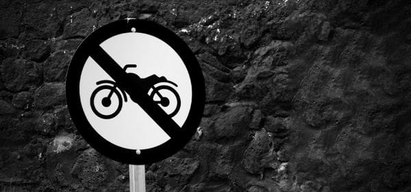 πινακίδα που δείχνει πως απαγορεύονται οι μοτοσικλέτες 
