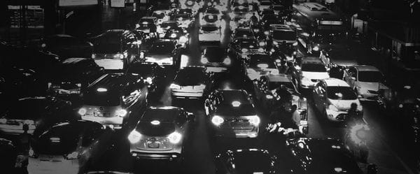 Μποτιλιάρισμα νύχτα αυτοκίνητα με αναμμένα φώτα