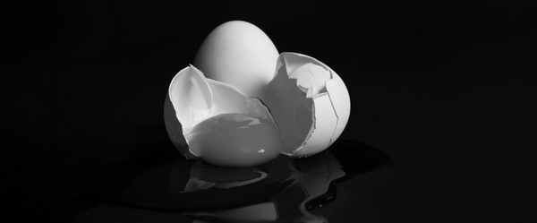 ασπρόμαυρη εικόνα, δύο αυγά, το ένα σπασμένο 
