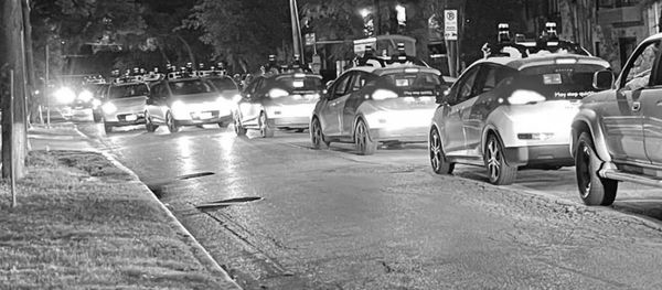 ασπρόμαυρη εικόνα, αυτοκίνητα χωρίς οδηγό στη σειρά μπλοκαρισμένα στον δρόμο
