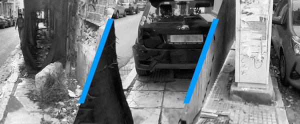 ασπρόμαυρη εικόνα σύνθεση με τρεις: σκαλωσιά, παρκαρισμένο και ΚΑΦΑΟ πάνω σε πεζοδρόμιο