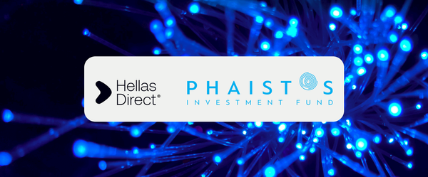 στο κέντρο της εικόνας δίπλα δίπλα τα λογότυπα Hellas Direct και Phaistos Investment Fund, μπλε λεντ φωτάκια στο φόντο 